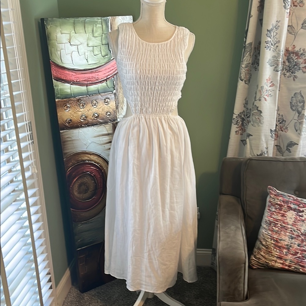 Chic White Sleeveless Midi Dress With Cutout, Size M